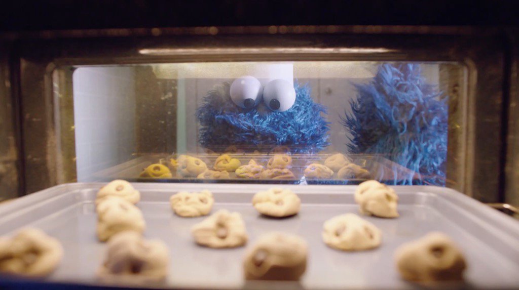 AlyNet87's tweet image. Cookie Monster gets me #waitingforcookie #Apple #adsthatwork