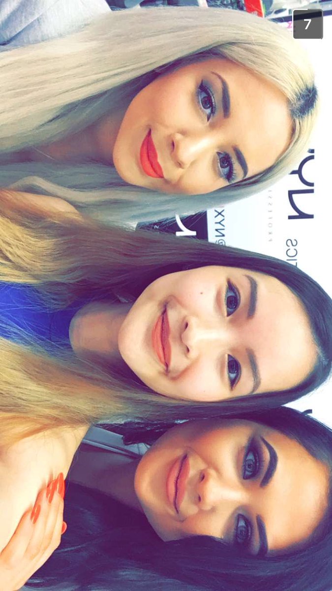 Behind the snapchat selfies 😊 <a href="/christiniweeni/">christini</a> waited 2.5 hours to meet little old me 😳 She's so adorable 😩