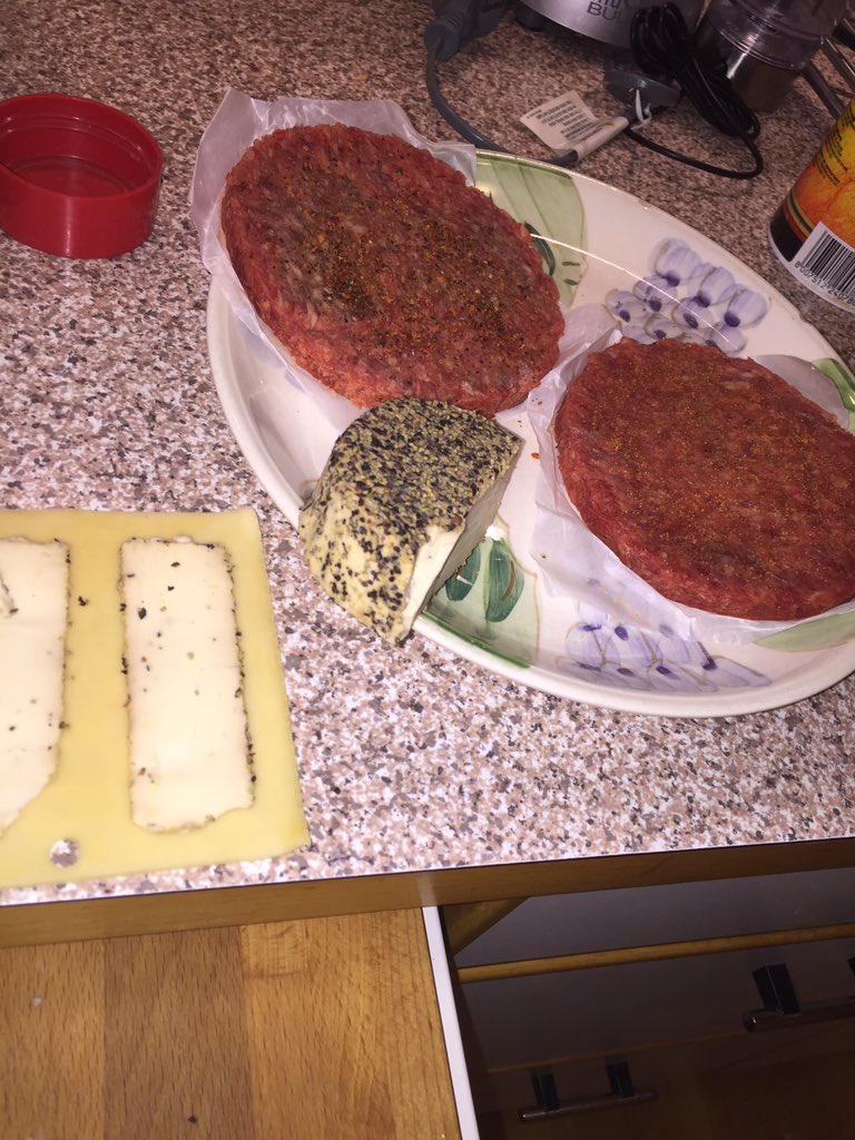 <a href="/arnarigud/">Arnar Ingi Guðmunds</a> allt í góðu, ég reddaði þessu bara sjálfur