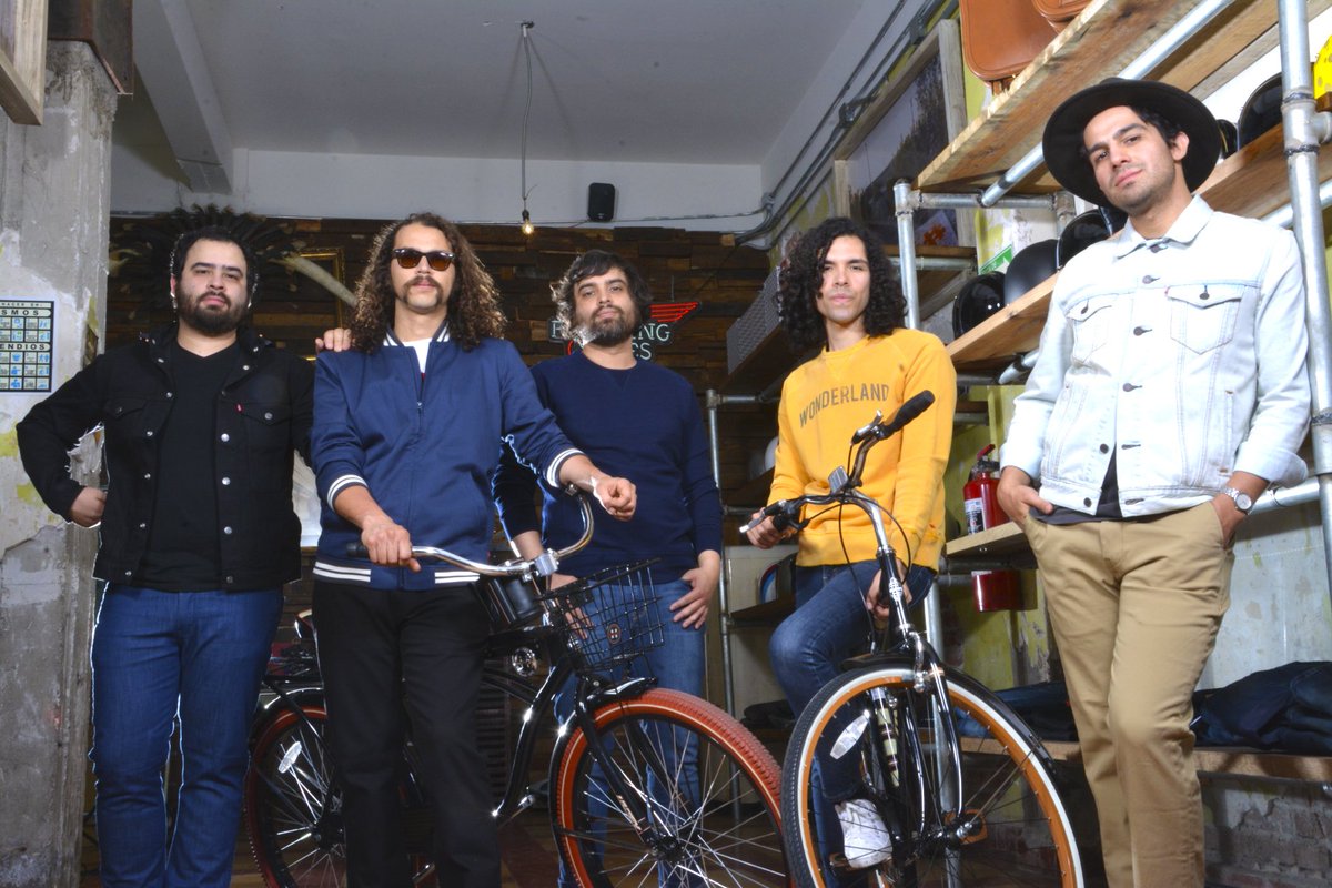 RollingStoneMX's tweet photo. Enjambre y la nueva colección de @LevisMX en nuestra revista de mayo, ¡no te la pierdas! https://t.co/PsHibKzraY https://t.co/VEu13RLG09