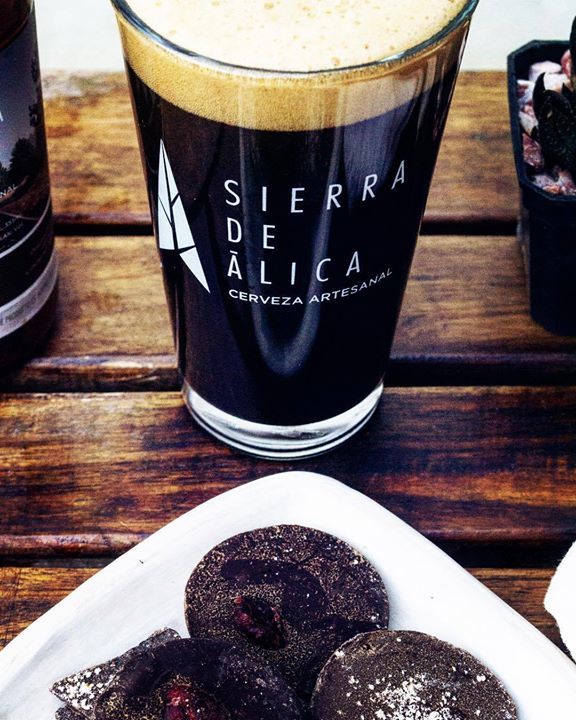 DescubreZac's tweet photo. Cae la tarde y es momento de disfrutar una #SierraDeAlica... Oatmeal porter con brownie de chocolate #CervezaArtesa… https://t.co/SdKUV6EjQw