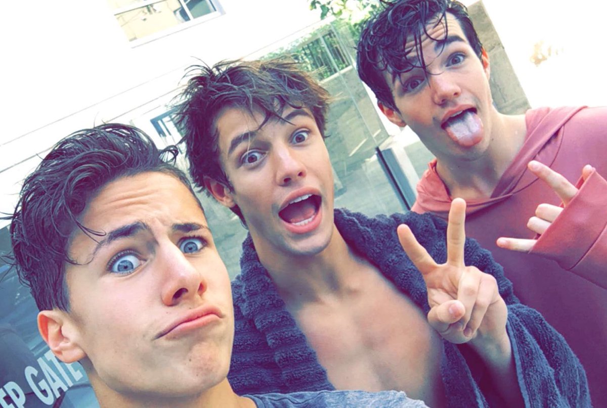 JuanpaZurita's tweet photo. Nos metimos a la alberca con ropa 😜 @camerondallas @AaronCarpenter https://t.co/IKqfVwizSI