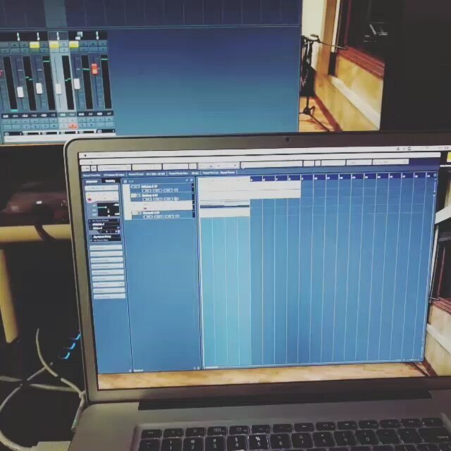 think_numbers's tweet photo. brainstorming #grandnote #grandnotestudio #grandnotepublishing #cubase #songwriter #musicpublisher by shabreezie https://t.co/5qbzpaq3XR