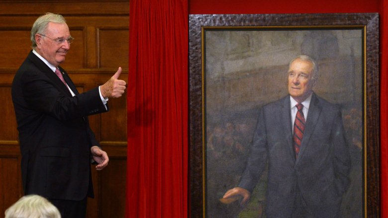 TrudeauBuzz's tweet image. Even #PaulMartin thinks he looks high on his portrait #polcan #legalize #trudeaubuzz