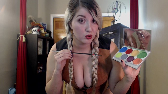 I'm online and darn tootin' ready to do some body painting! https://t.co/mp8SXniXfZ https://t.co/0yq
