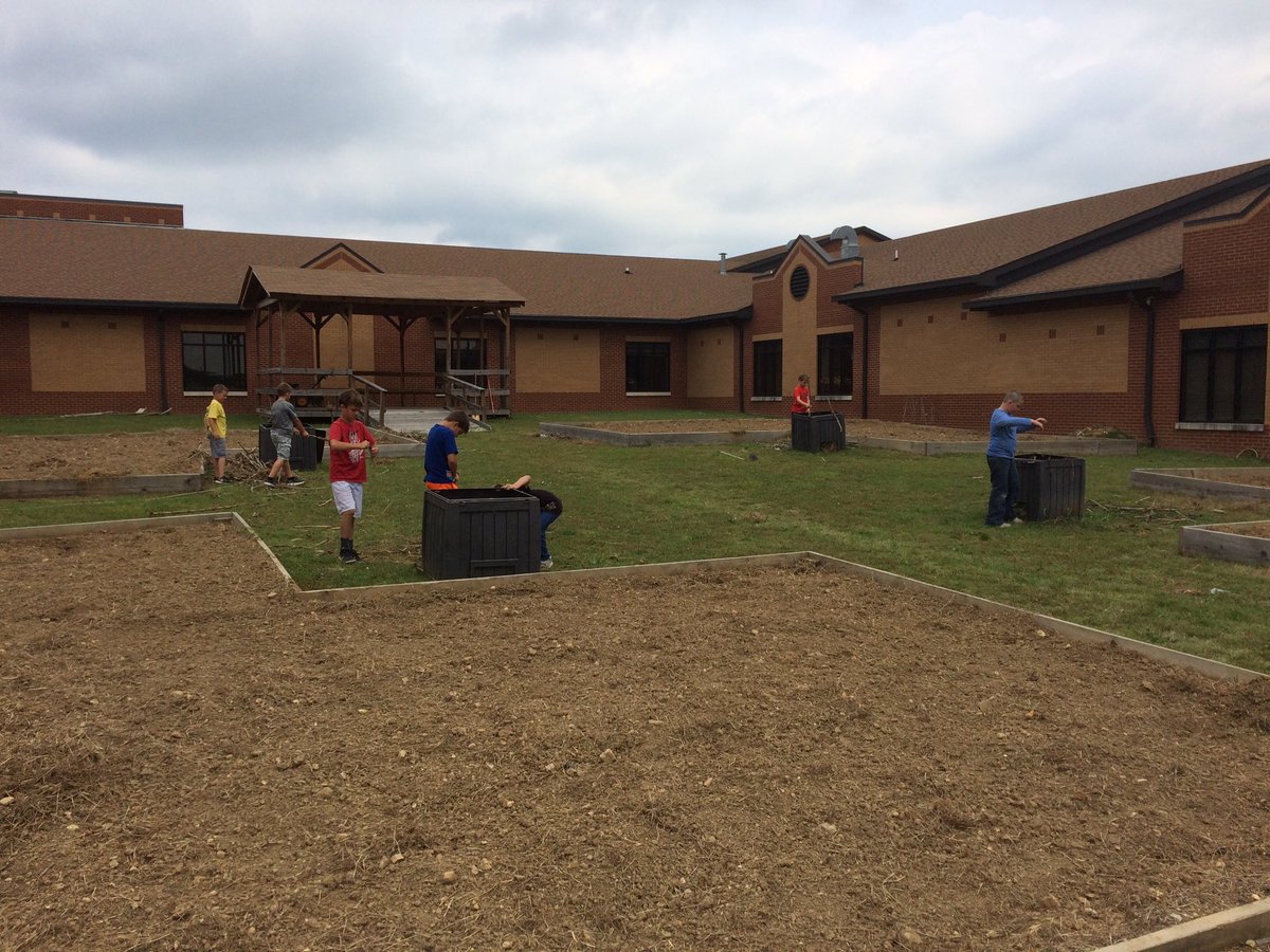 bpscubs's tweet photo. 2nd graders helping get the garden ready #bpscubs #sprite https://t.co/yZhaqaMxuo