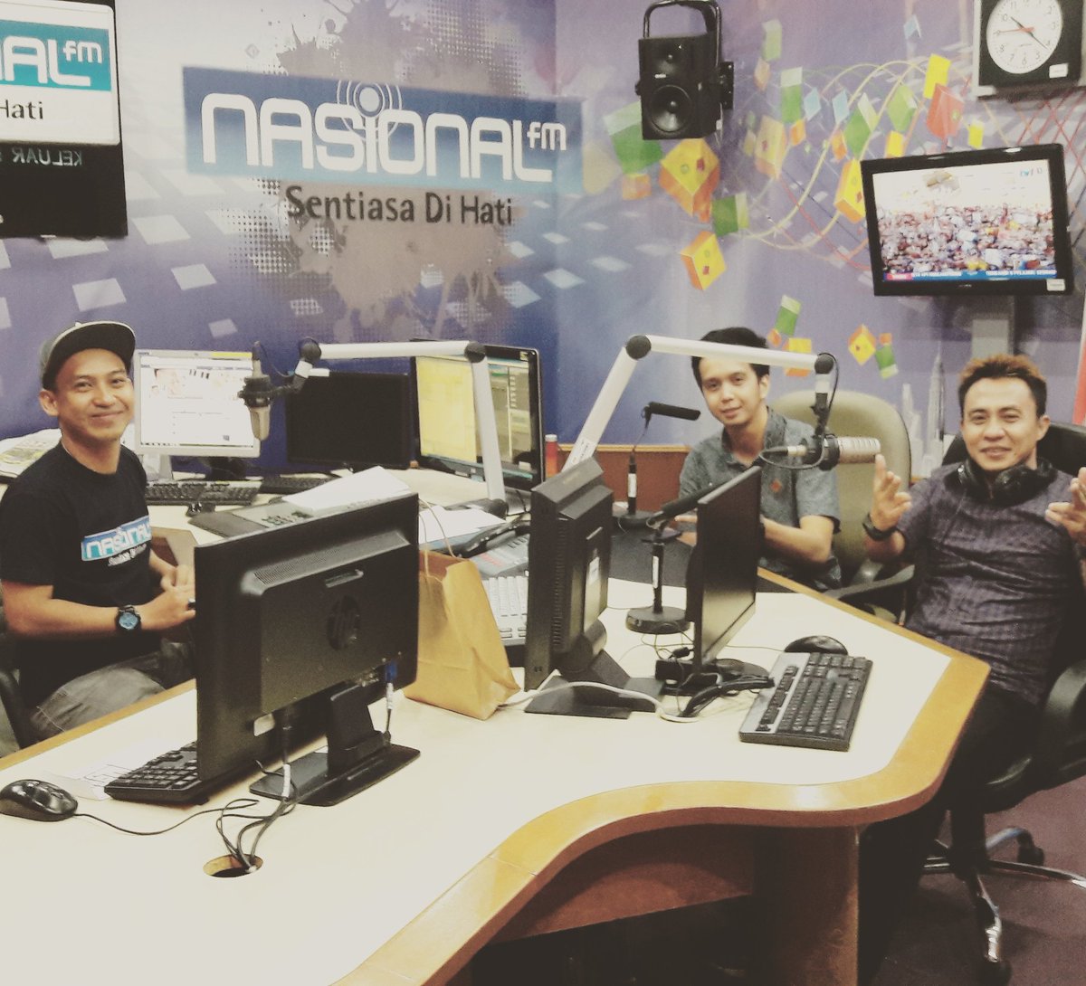 A7 Band di interview di National FM malaysia..