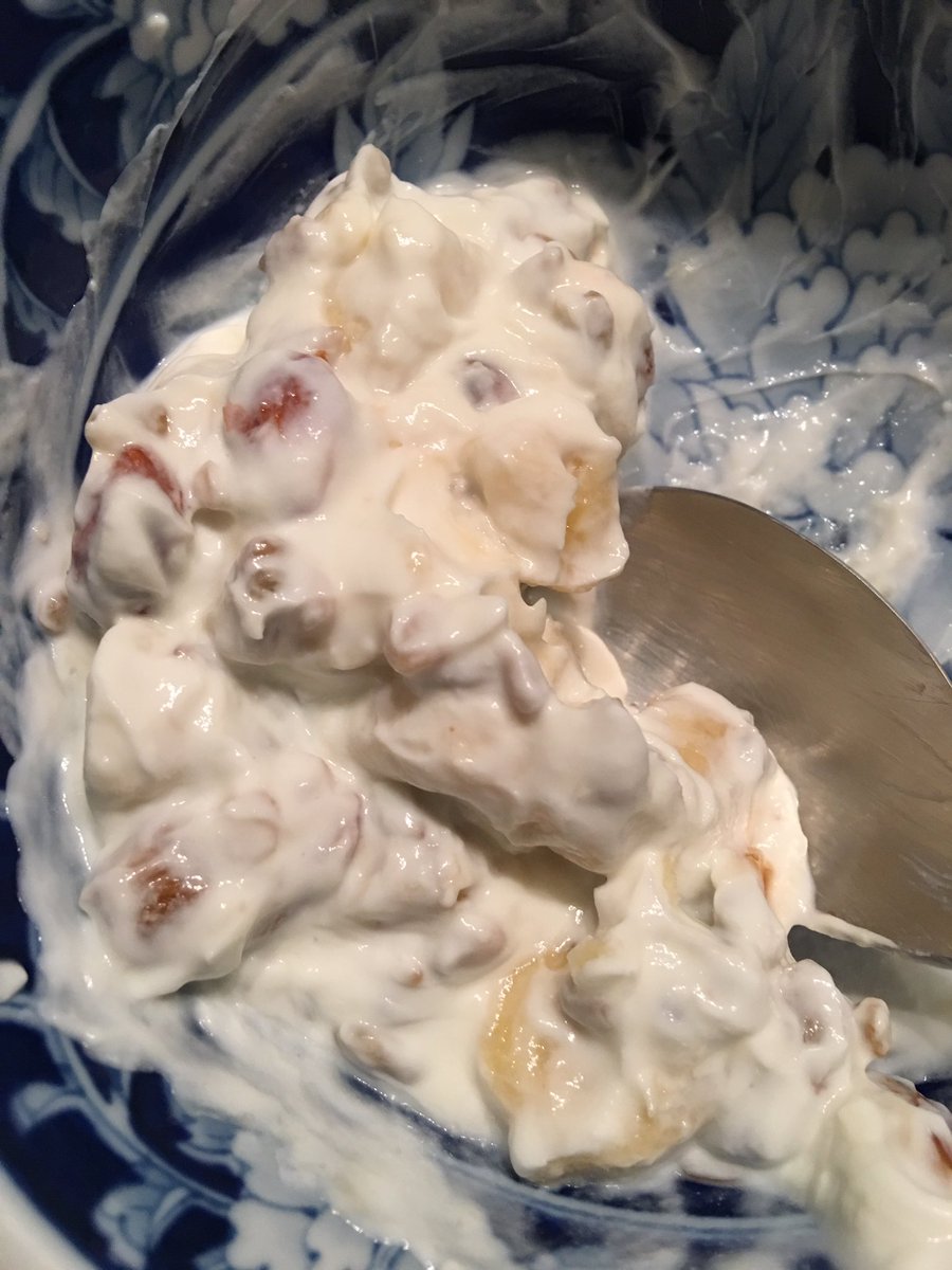 Hardasshelen's tweet image. SO hungry I'm going2cry @wallabyyogurt plain w some nuts banana honey #latenighteating #starving #yum #happytummy