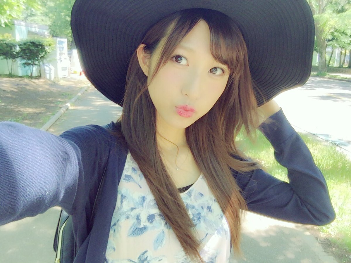 rei_yasuda's tweet photo. ちょっとだけ自転車に乗ったよ🚲✨
風が気持ちよかった~(*^^*)💓

後ろ姿ランドセルからっとるみたい🎒笑 https://t.co/79aq7vv53Q