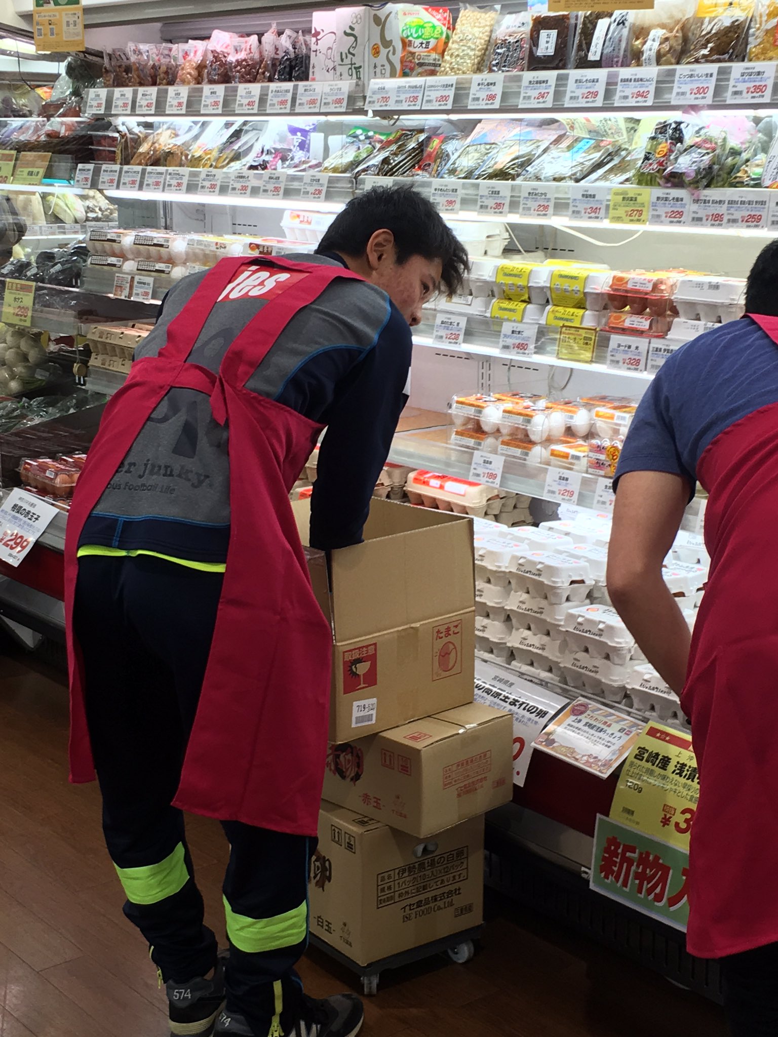 横浜fc 公式 成城石井青葉台店で齋藤 功佑選手が研修をしております お近くの方は是非 成城石井青葉台店へお越し下さい Yokohamafc