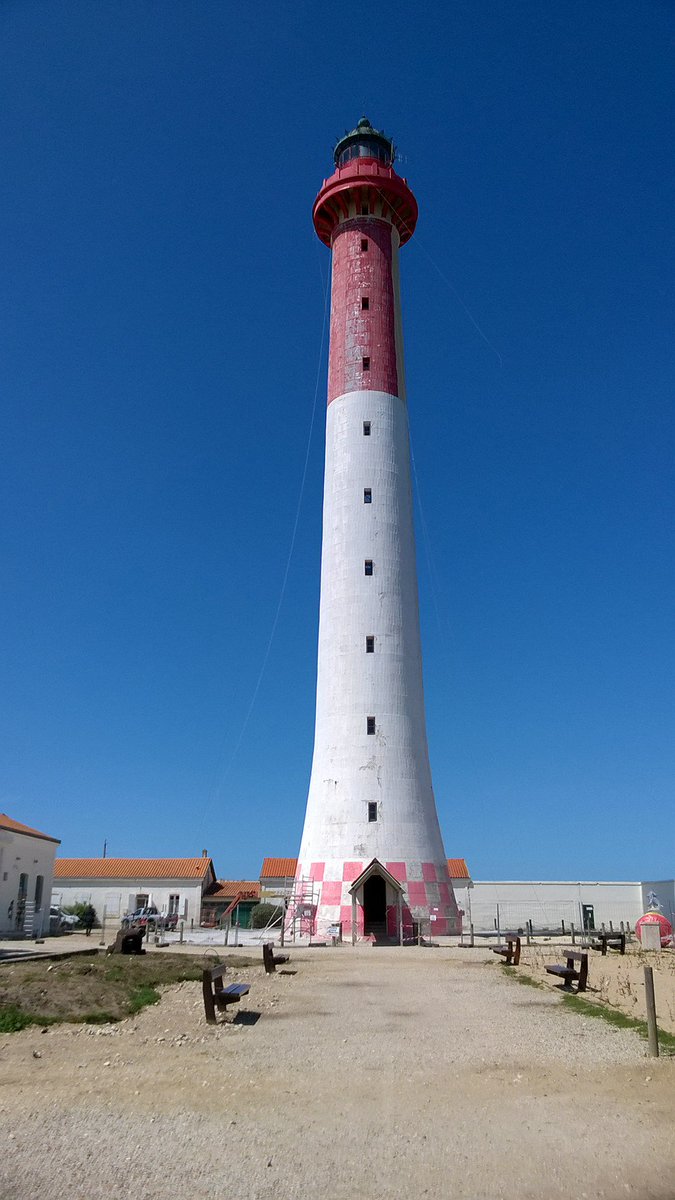 VOG__RADIO's tweet photo. Cure de jouvence pour le phare de la Coubre à La Tremblade https://t.co/SliycMao3e https://t.co/rwJ5krmPmc