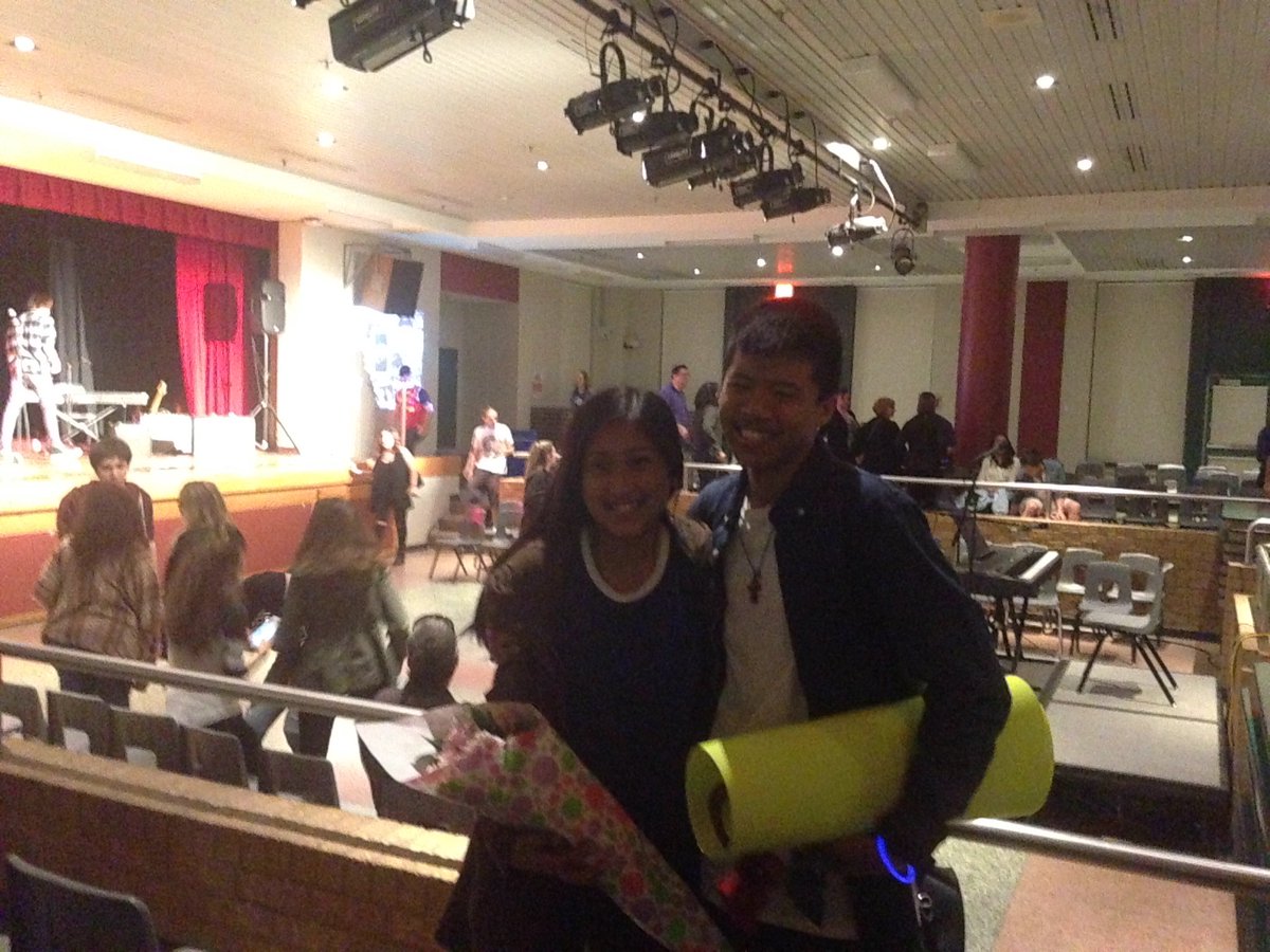 ezmusiccouncil's tweet photo. HAVE FUN AT PROM 💖💖#LiveAtEzPromposal https://t.co/DUJW7Ocvu1