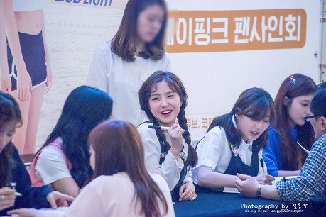 AllForNaeun's tweet photo. 160509 #Naeun (@Apinksne) @ Girl's Sweet Repose Fansign 
© 철동야 *3 #손나은 #나은 #Apink 

DO NOT EDIT OR CROP https://t.co/WNDSOiMguF