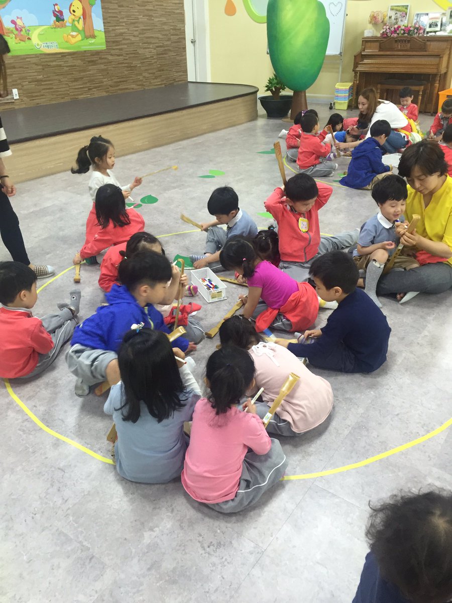 #성남시 판교어린이집# 오늘 만3세반 친구들은 소리담체험학교에 왔어요. 효를 주제로 열심히 발로 빨래를 했더니 짜잔~~ 멋진 '효도할래요'글씨가 나왔네요! 효도하는 어린이가 되겠습니다^^