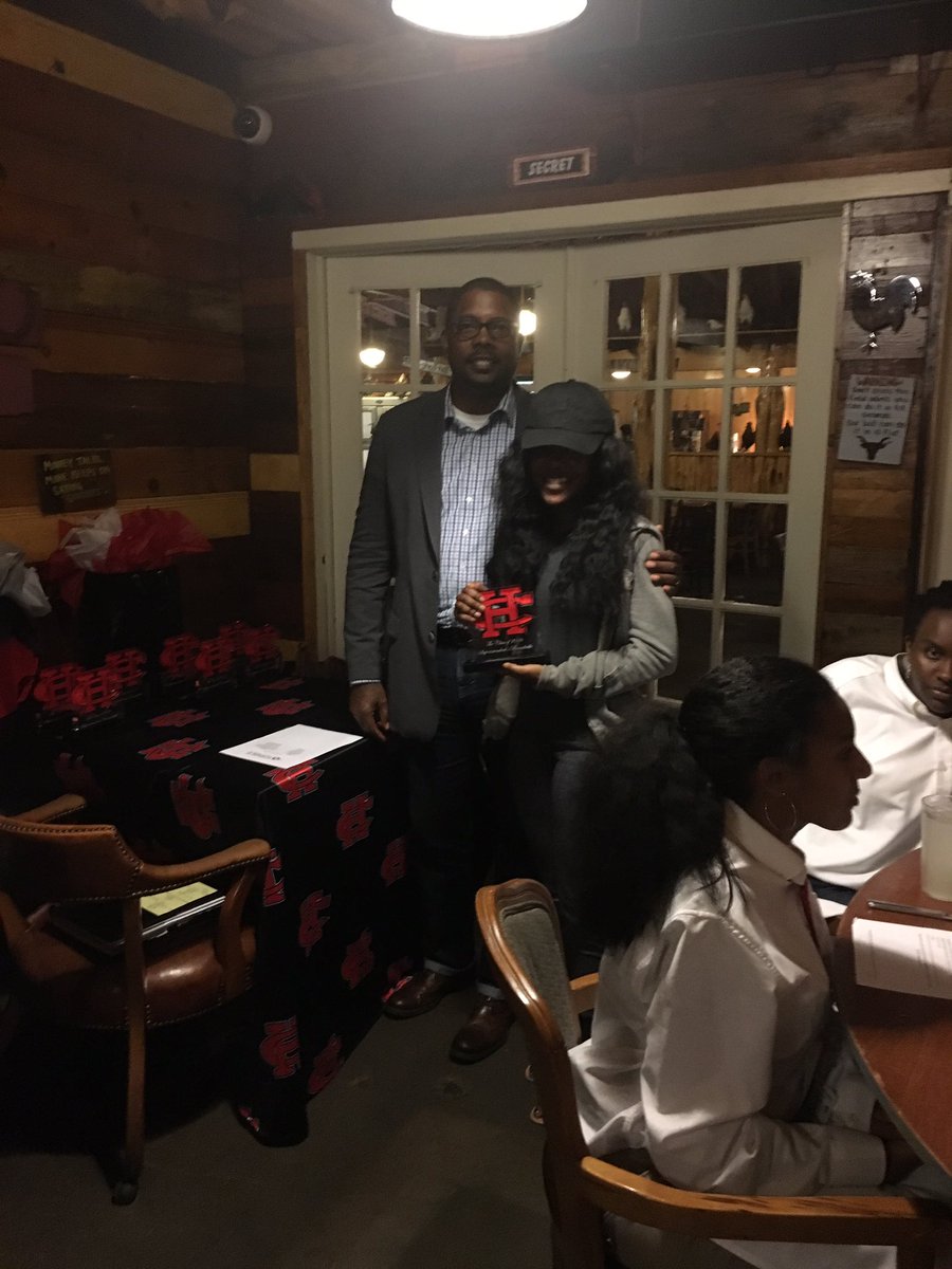 CHISDFACE1's tweet photo. Honoring Seniors @ the Final @cedarhillisd Supt Roundtable for 2015-2016.
#CommunityPartnershipMatters https://t.co/ksrnlPXRvG