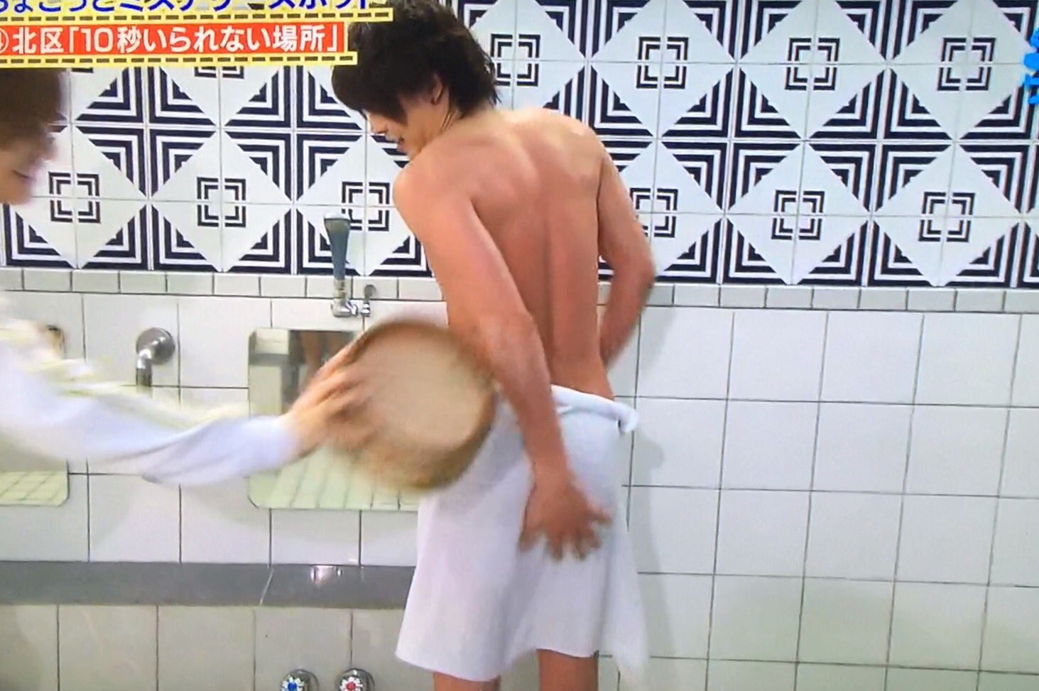 A Lico 男の人の背中っていいよね 体ひねった時に盛り上がる筋肉とか最高だよね そしてきれいと噂のお尻が少し まだお昼です あ 全然回復してないんだけど 有岡くん T Co N90zl3sbya Twitter