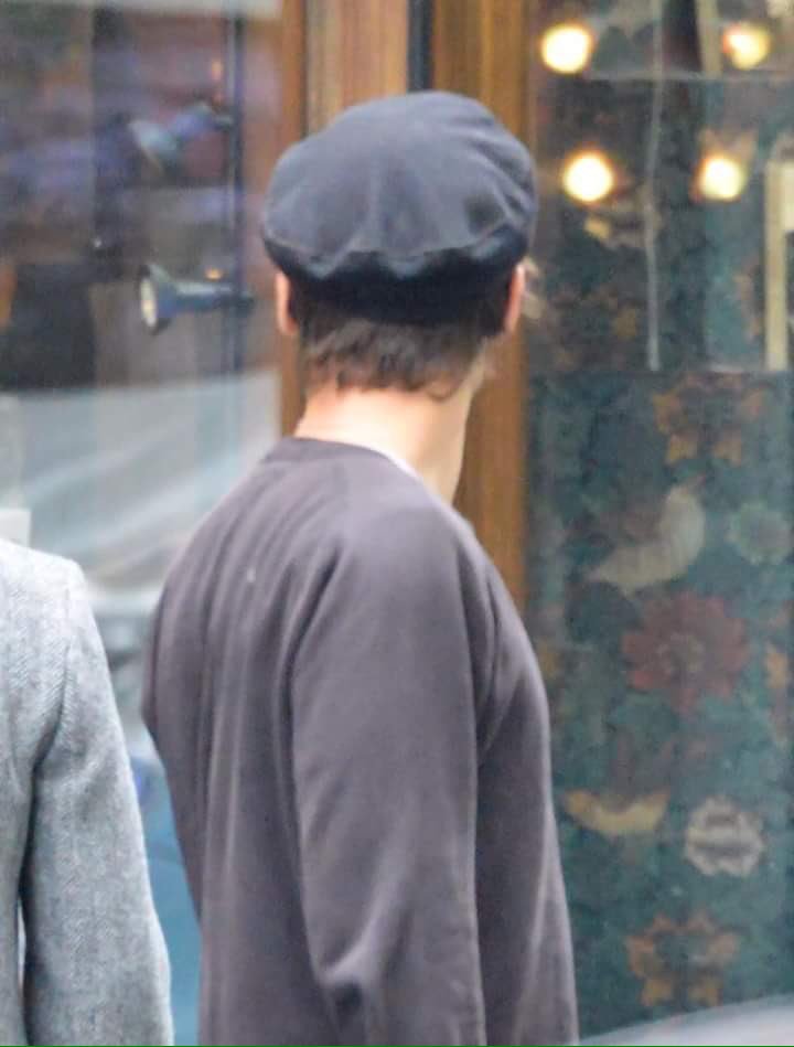 ReasonsSmiIe's tweet photo. The first pictures of Harry Styles'  new haircut. https://t.co/7cKCBofsL9