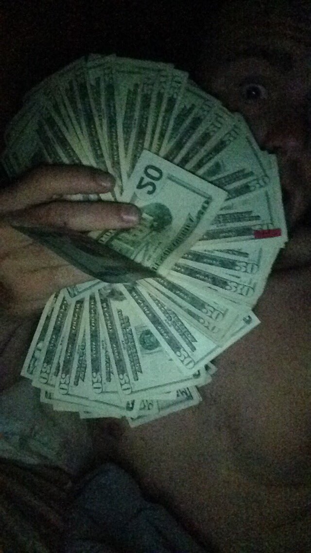 ats199512's tweet photo. When's it's hot sometimes you have to make a fan 😏💰💯 #guesswhosmakinit #thatsrightme #pocketmoney https://t.co/UuObcHgAIP