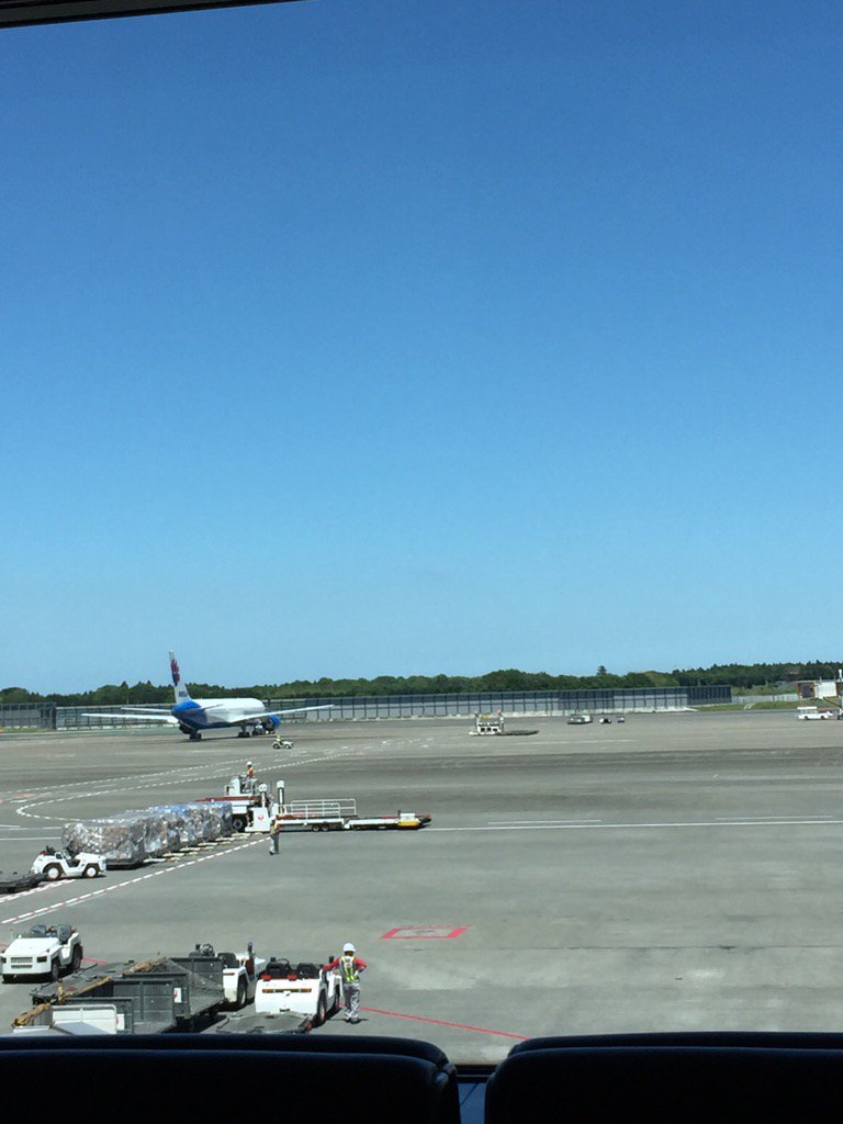 spr288's tweet photo. 中国東方航空フライト待ち。いい天気だね〜。 https://t.co/OsbdgM85G8