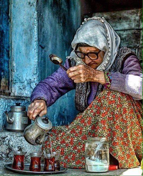 meryemism's tweet photo. Basit yaşayacaksın, basit.
 yaşamın bir gün sona erecekmiş gibi basit…
Çay, simit ve peynirle 
https://t.co/lB4ugVtv2M