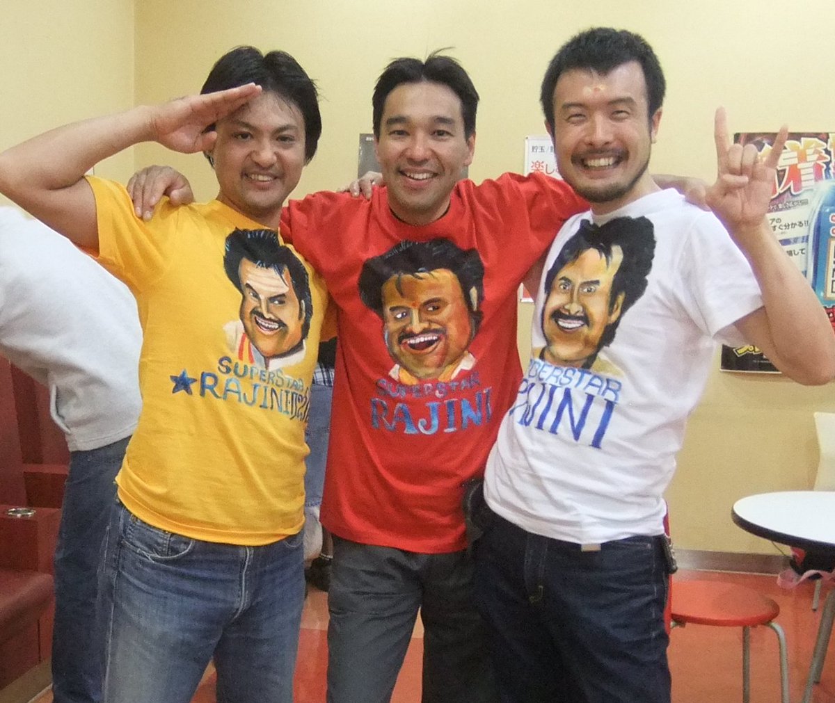 Rajini_Japan's tweet photo. Many Japanese Rajini rasigargal appeared in "#Jumbulingam 3D" thiraippadam. Paarungal,100% Enjoy pannungal!! https://t.co/VsE4GZJos4