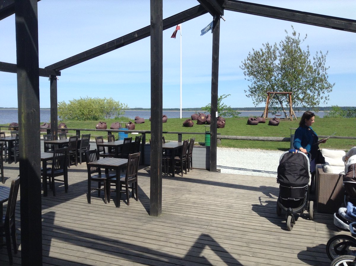 Mēs domājam, ka brīvdienu prognozes būs maldīgas un esam sarūpējuši jaunus pufus zālienā.