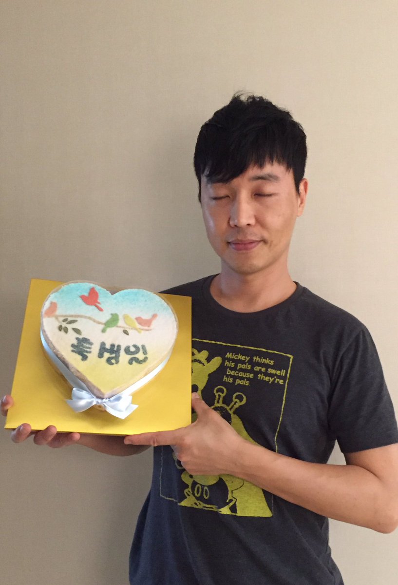 몇 안남은 팬들이 챙겨준 생일케익. 고맙다. 오랜만에 아이돌인줄!!!^^