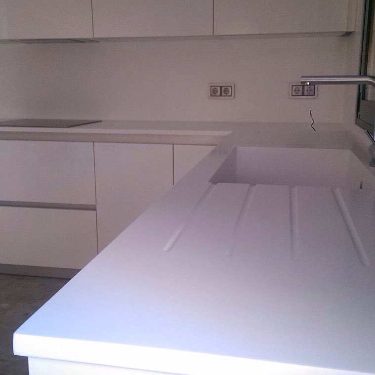 ar_solidsurface's tweet photo. Encimera en #hi-macs  con fregadero de dimensiones especiales sin esquinas  y copete alto.#diseño #arquitectura https://t.co/2b1XY6wkkm
