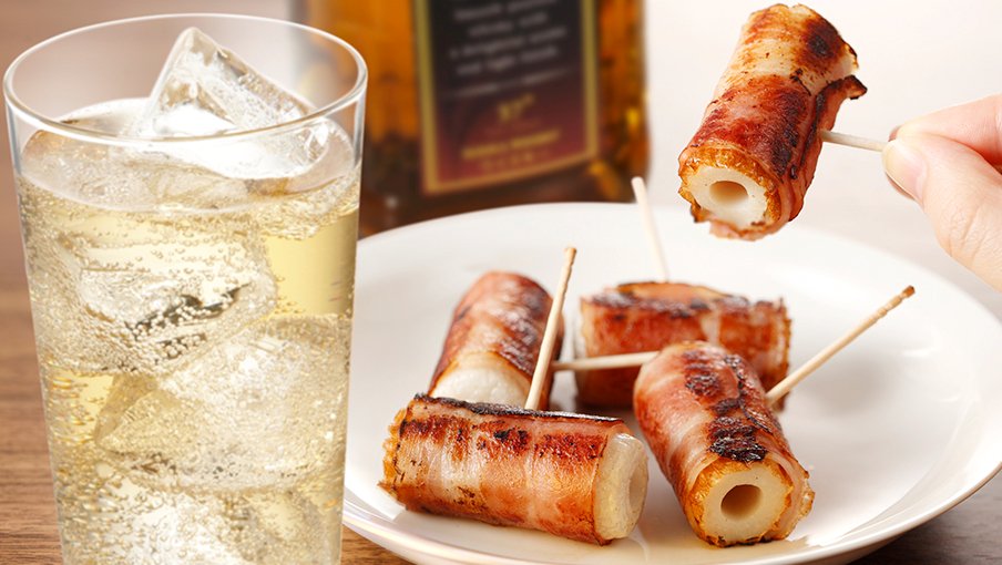 ニッカウヰスキー 公式 超カンタンおつまみ ちくわベーコン ちくわをベーコンで巻いて楊枝で止め フライパンで焼くだけ 全体をこんがり焼くのがポイントじゃ 魚と肉の素敵なコラボにはハイボール が合うのう 穴にチーズを詰めて焼いても