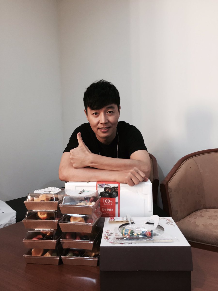 대기실에 가득한 먹거리까지!!! 고맙다 얘들아. 나이 마흔넷에 아이돌인줄... ^^