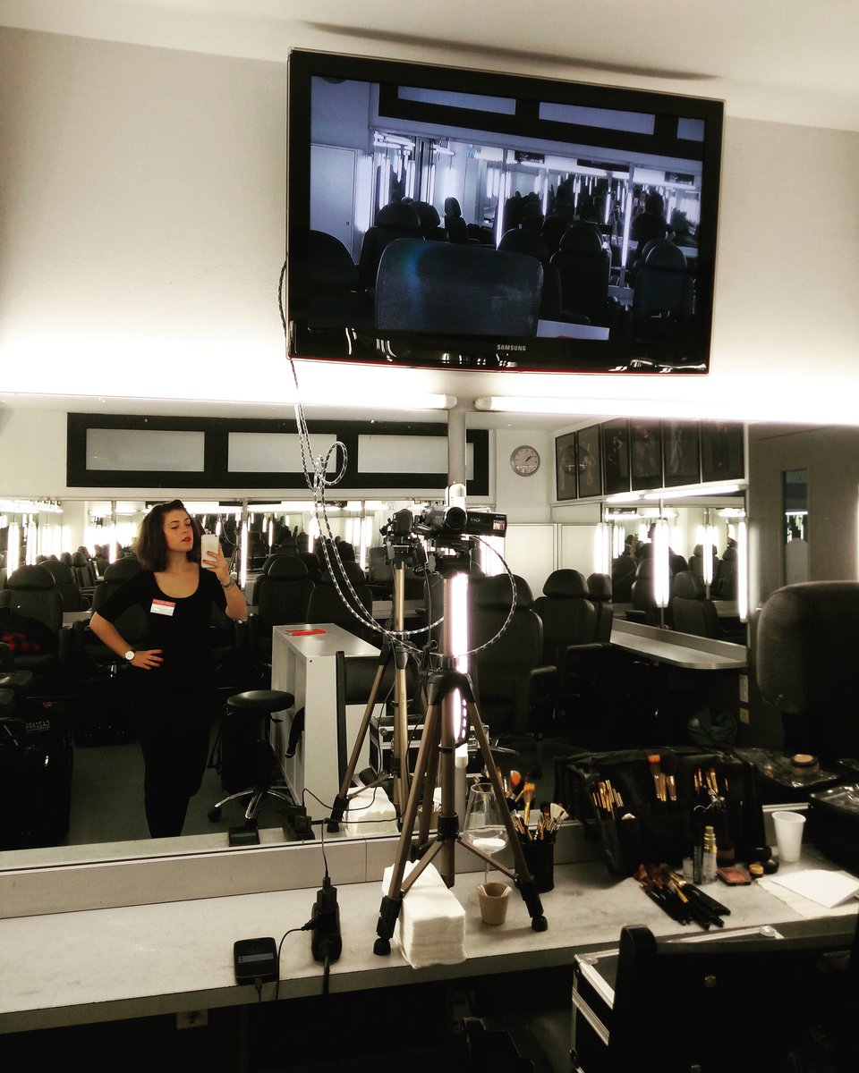 MakeupLara's tweet photo. My office today!! #adarclase #comomegusta #maquillaje #masterclass https://t.co/lyN069LhQY