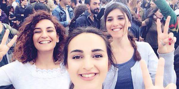 muratkural2's tweet photo. Hatice Ezgi Polen Ünlü Arzu ve Diğerleri Sizin O Kalemleriniz Defterleriniz Kobanili Cocuklara Ulaştı 298 Gün Oldu . https://t.co/sDJZAswU5B