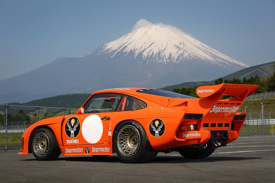 Earlsimxx's tweet photo. Legendary Porsche 935 K3 Jägermeister from @bingosports Japan - Mt Fiji in the background. https://t.co/HzeRHn3Gtz