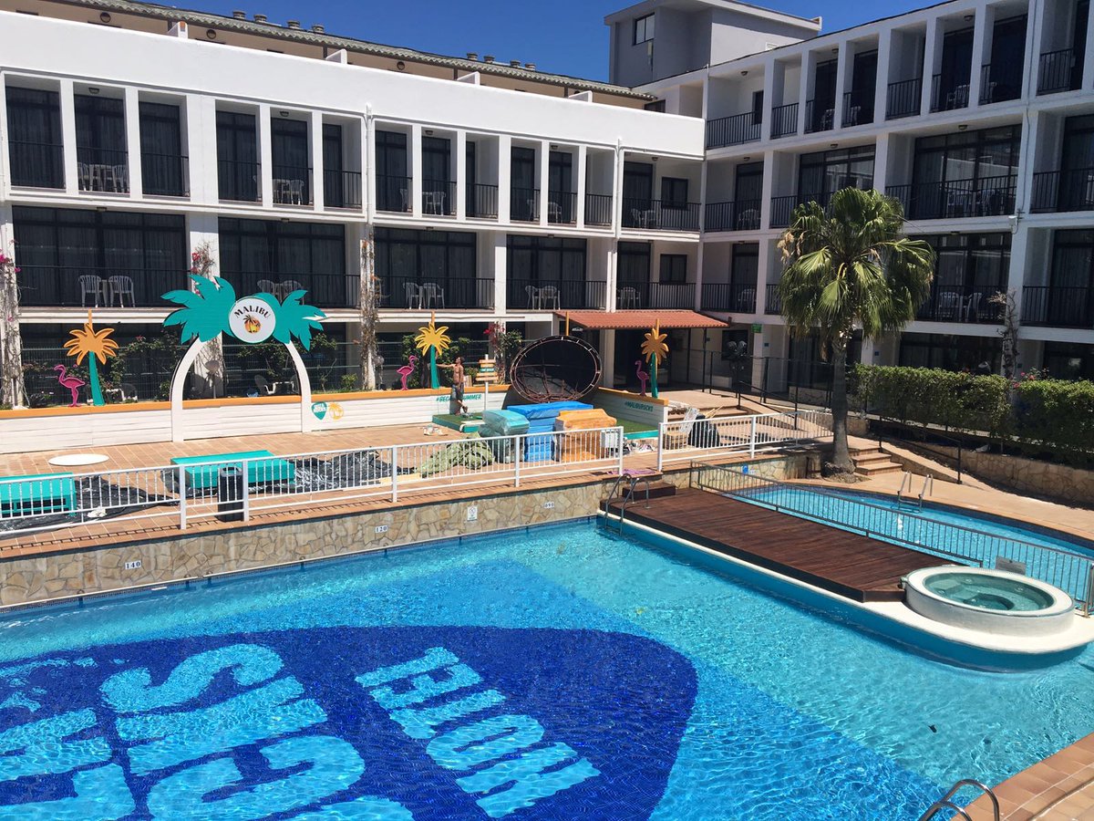 ibizarocks's tweet photo. The sun is shinning while we put our finishing touches to the poolside area before we open this weekend! #Rocks2016 https://t.co/I1Be8fdSAC