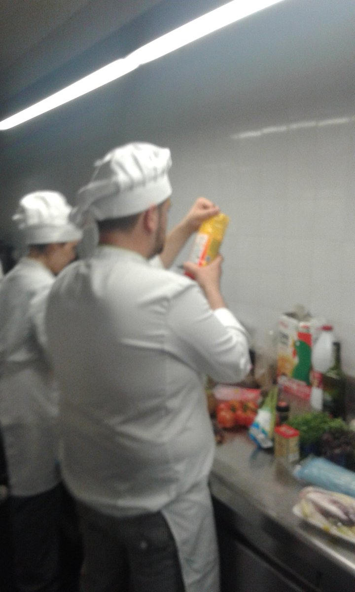 JulioJtriana's tweet photo. Siguen mirando prospectos... #nosabenloquecocinan @Flamencakitchen #dueloesh16 https://t.co/lj8QPt45kV