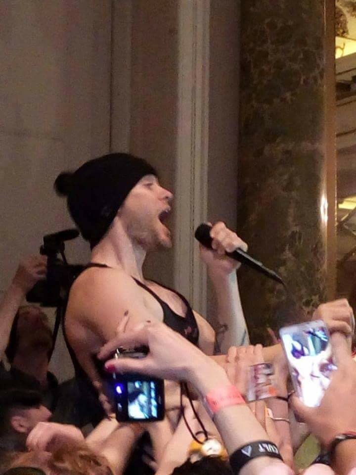 noemi_romeo's tweet photo. @JaredLeto @30SECONDSTOMARS #DoOrDie 1 year ago #acusticshow #Rome unforgettable!! ❤️💋😍😘 https://t.co/Ln6p2eDePh