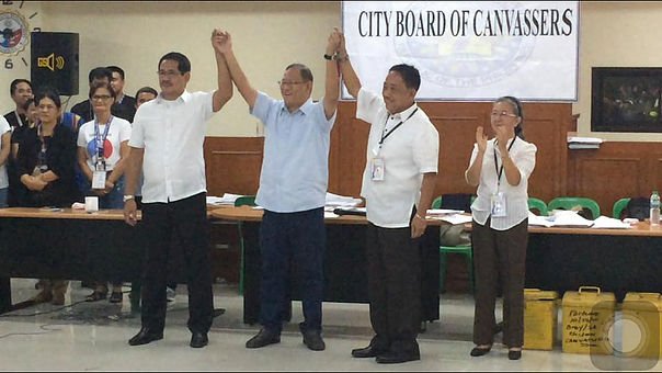 LocalPoliticsPH's tweet image. Teodoro, nasilat si De Guzman
Ang saklap! &amp;gt;&amp;gt; goo.gl/I84mvW