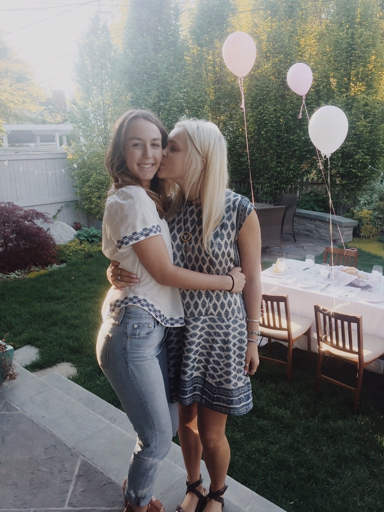 RachelFredrick4's tweet photo. 👯birthday girl https://t.co/J1zxucemj5