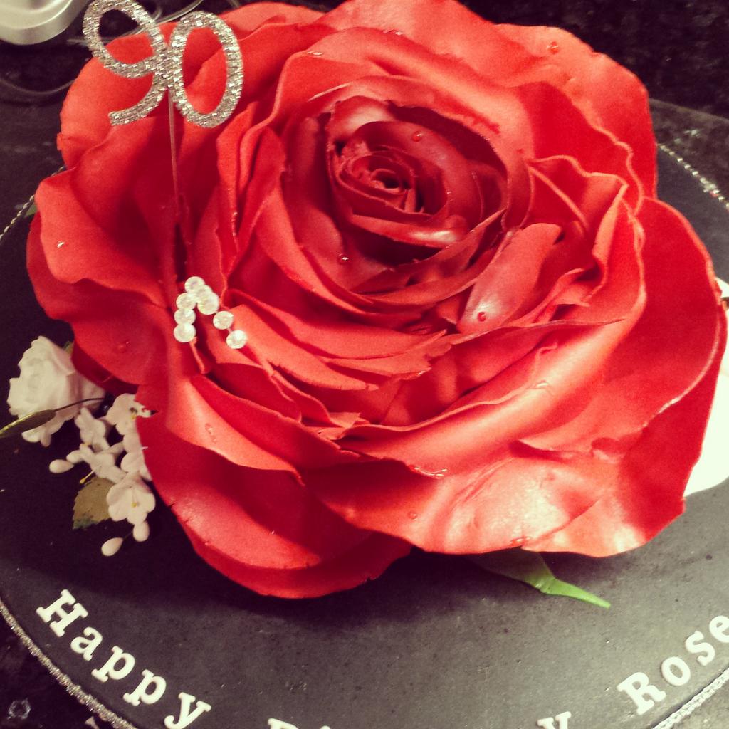 BobbieCanBe's tweet photo. A rose for Rose! This took me weeks to make. ..but worth it. #sugarart  #giantrose #ediblesculptre #60thbirthday https://t.co/CXgcDT3zyT