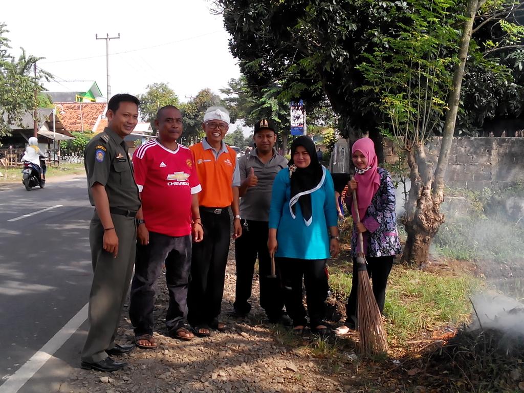 KecCibatu's tweet photo. Arisan gotong royong K3 &amp; evaluasi perelek, lampu &amp; tong sampah di desa Cibatu Kec Cibatu @DediMulyadi71 @HumasPWK https://t.co/PEZqonNDV5