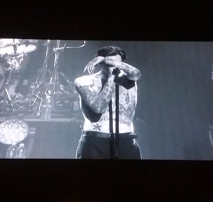 stiiizy_izzie's tweet photo. So @thenbhd rocked my whole damn world. Best night ever! 💗✨ #androidpics #itwaslit https://t.co/4LfSAm7oam