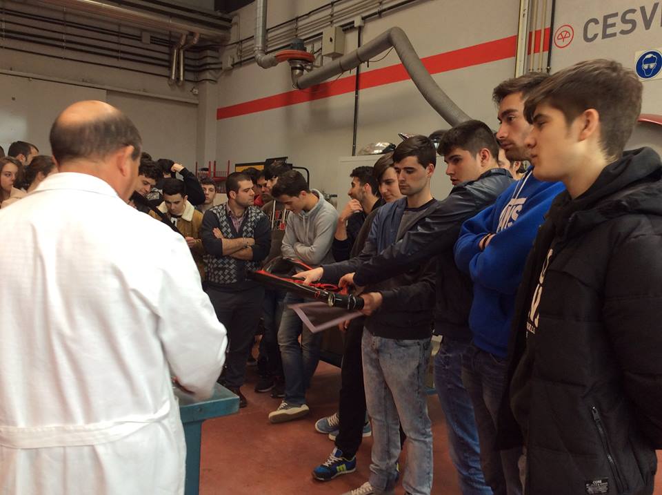 CESVIMAP's tweet photo. De #Lugo a #VisitasCESVIMAP, alumnos del CIFP As Mercedes #FibraDeCarbono #VehículoEléctrico https://t.co/yUHmalOwZq https://t.co/hBxNnt4g4K