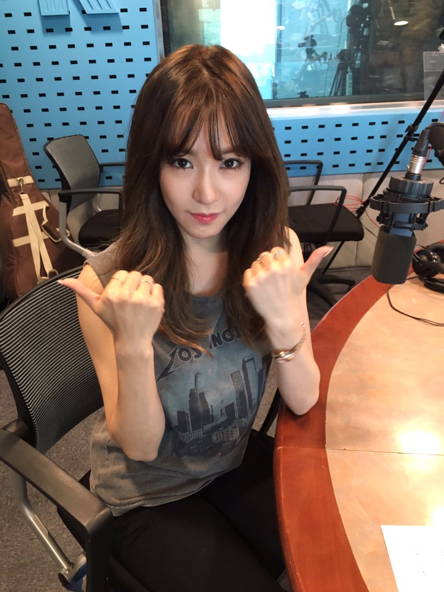 [PIC][12-05-2016]Tiffany tham gia "SBS Power FM 'Kim Chang Ryul Old School' Radio" vào chiều nay CiPSopiUUAA-zmC