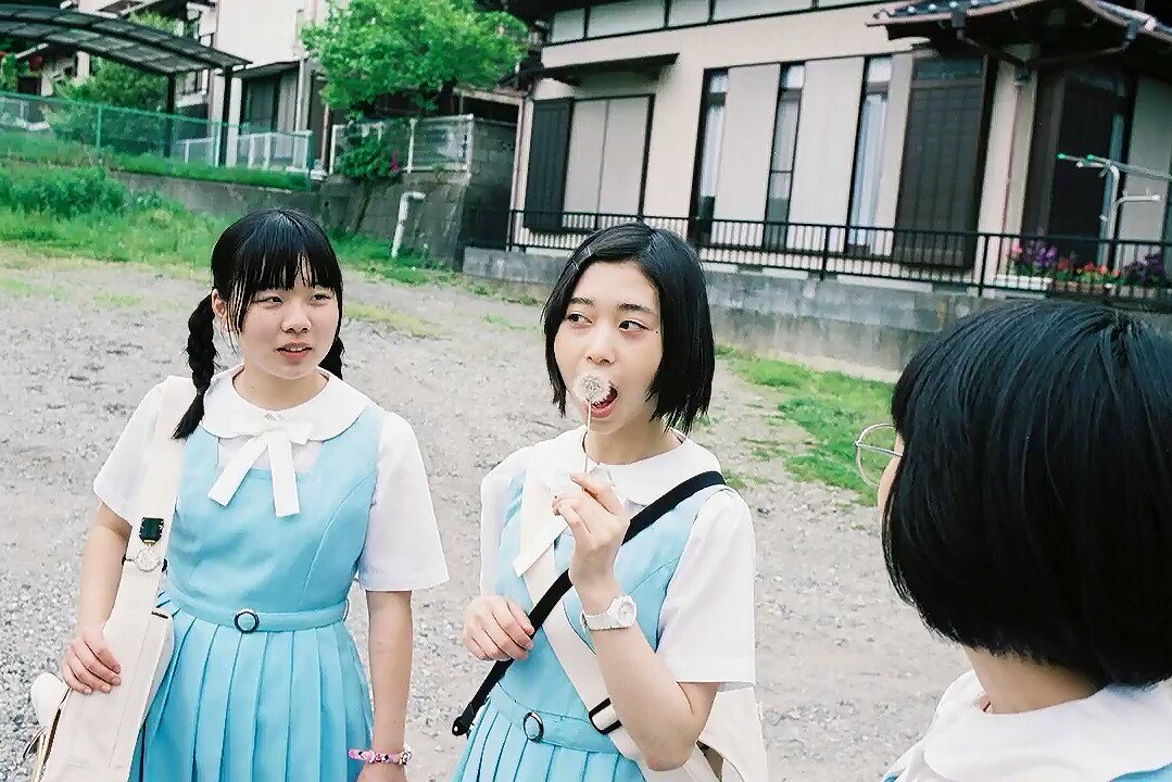 中庭の少女たち