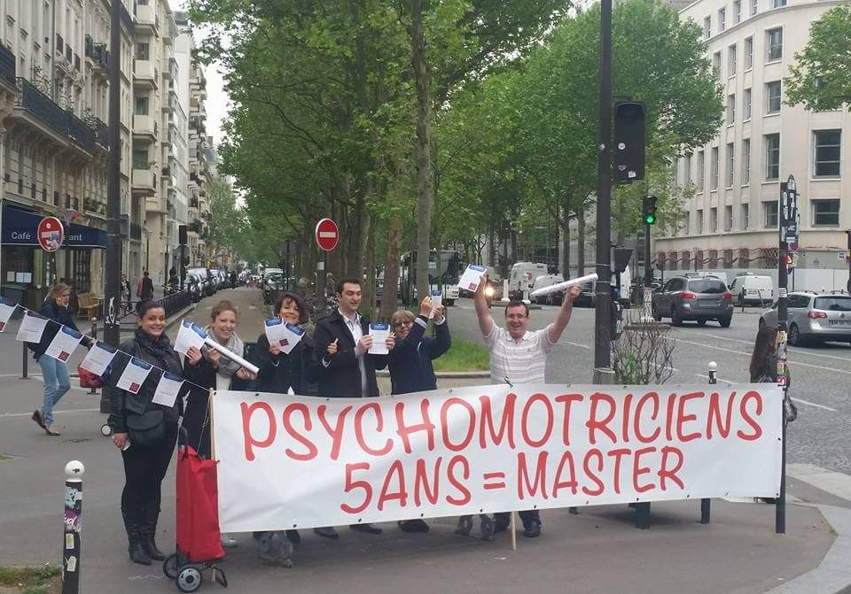 PresidenteANEP's tweet photo. Tout est en place !
La délégation sera reçue à 14h30 par des représentants du Ministère !!!
#UnCrayonPourMarisol https://t.co/CtOTpKmWHo