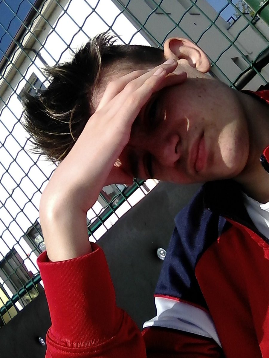 anthony_caputo9's tweet photo. Ecco quando sei a scuola e non fai niente e usi il cellulare #scuoladimerda #orabuca #Twitter https://t.co/1OsWUAvHZh