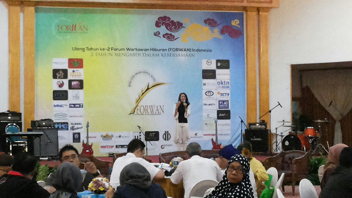 .<a href="/stella_scw/">stella cornelia</a> perfom nih di HUT Forwan (Forum Wartawan).