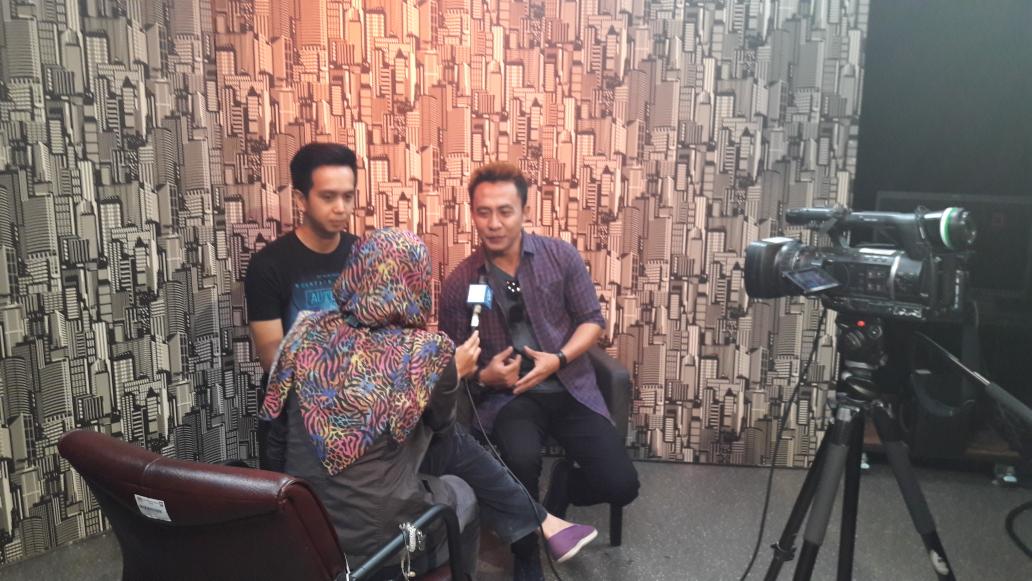 A7 Band teruskan perjalanan.. mereka lg di wawancara oleh Bernama TV.. masih di Malaysia..