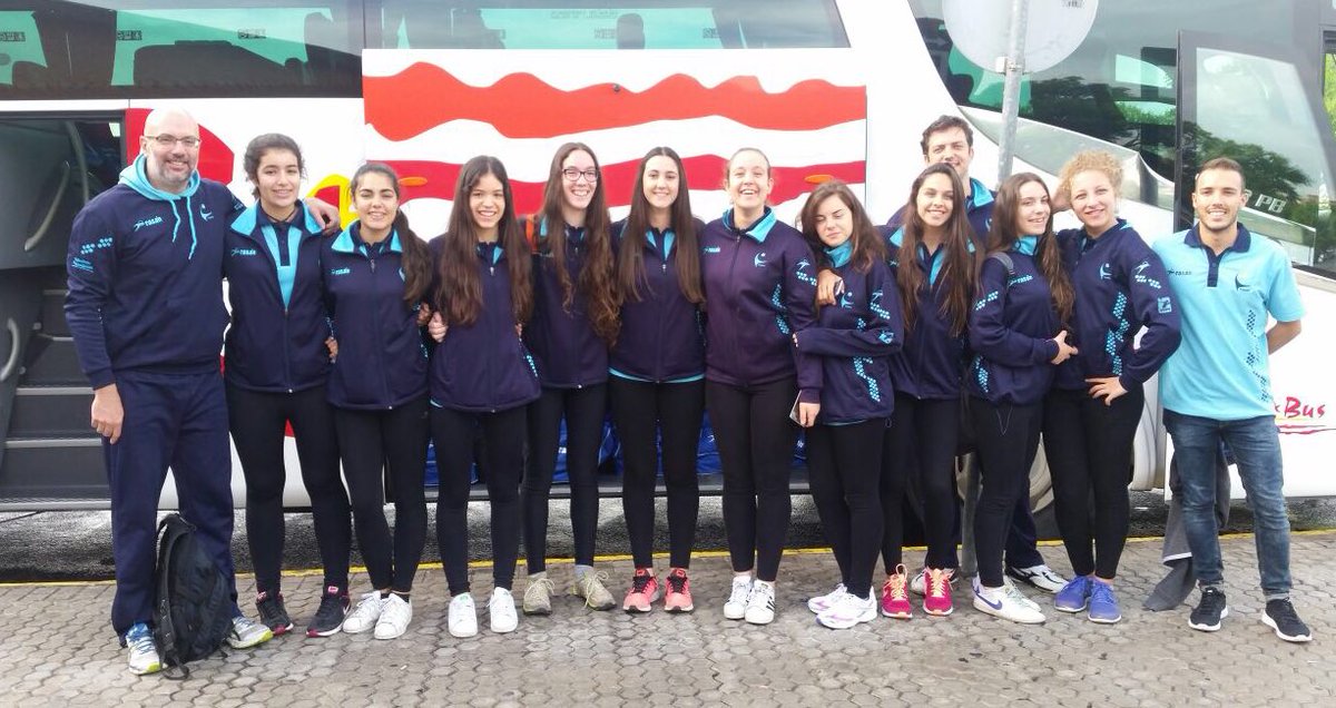 CAVEsquimo's tweet photo. El equipo cadete fem. @Cajasolvoley #CADEBA2016CF #partimos #ilusión #Esquimoavanza #LaAcademia #voleibol https://t.co/3oOf5QyFkq