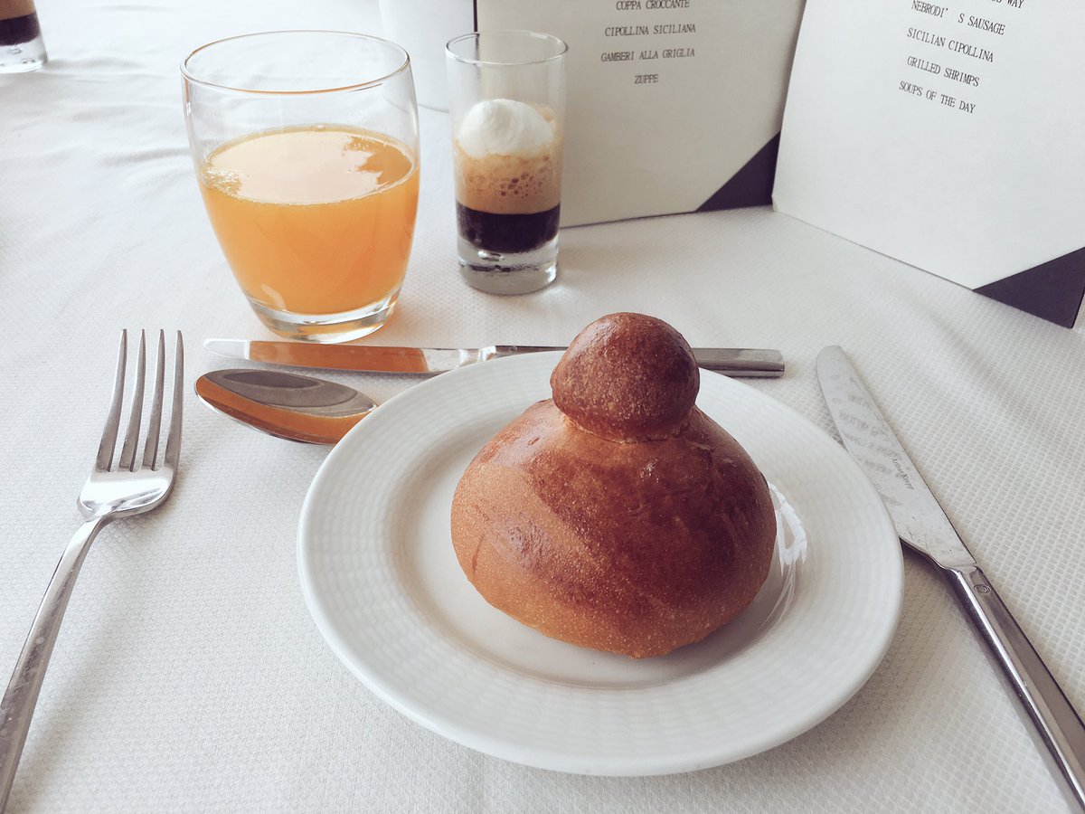 La colazione siciliana: spremuta, briosce con il tuppo e granita al caffè 😌 #Therasiaresort #luxuryvulcano #tbnet